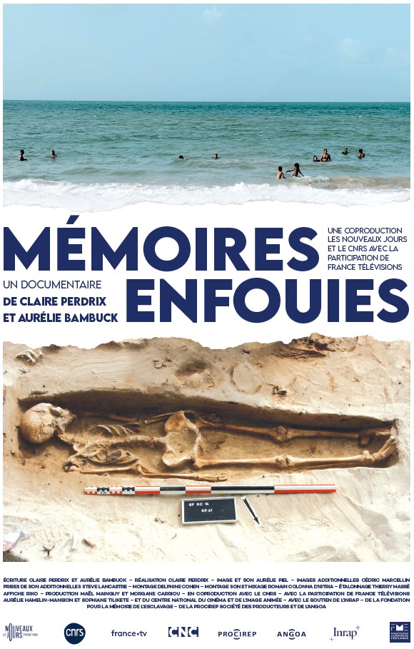 L'affiche est découpée en trois bandes horizontales. Au centre le titre du film. En bas les ossements humains d'une sépulture dans le sable, en haut la mer avec des baigneurs.